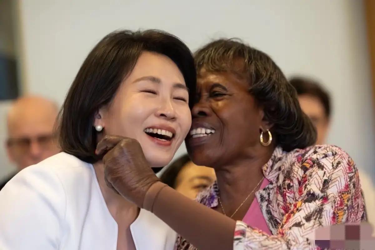 原本不觉得李在明夫人有多漂亮，但看了她和黑人这张合影，瞬间觉得她美若天仙。