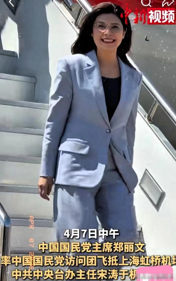 郑丽文这次来，很多网友都在问，为什么没有铺设红地毯迎接？没有铺红地毯，第一是严格