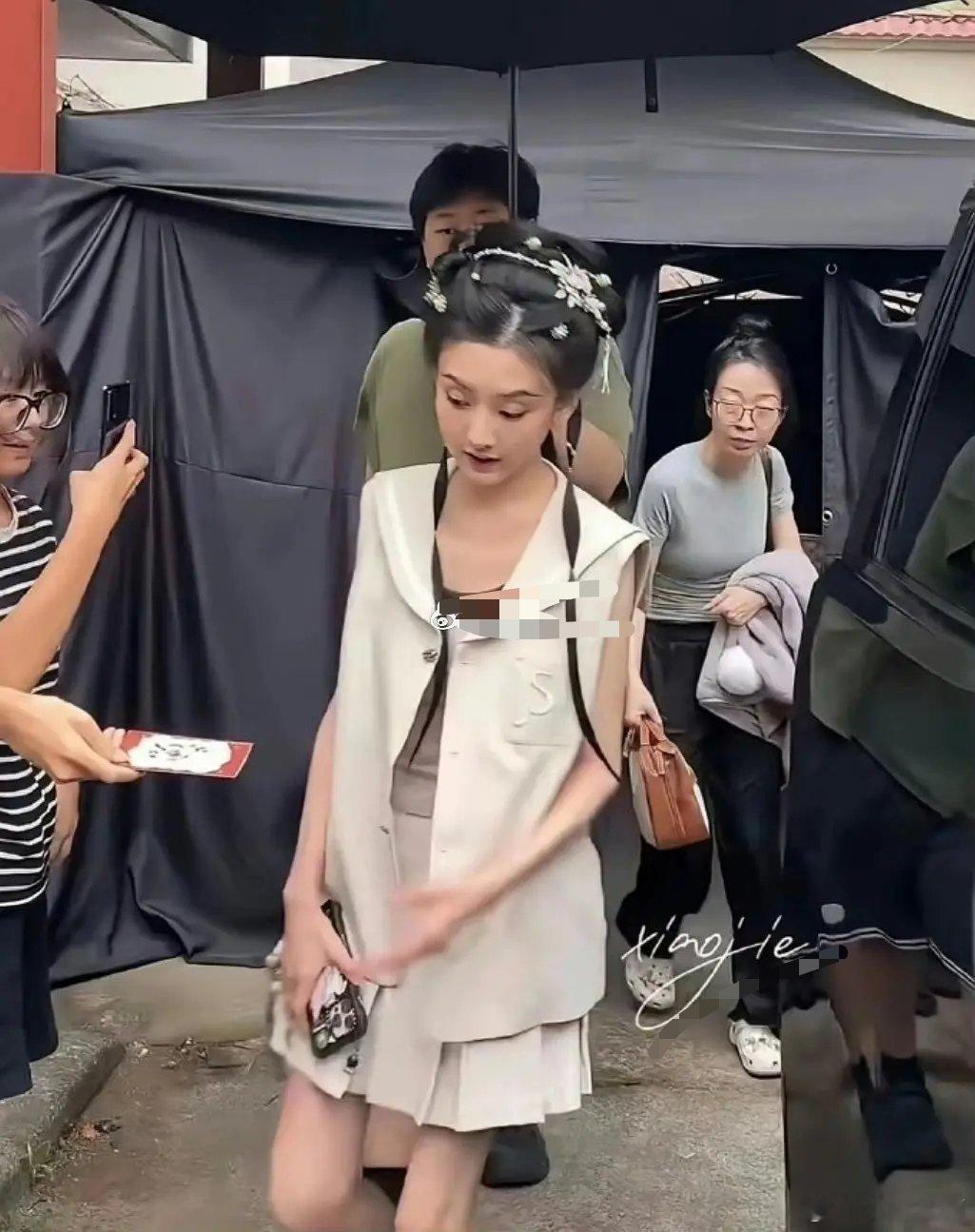 网友说宋祖儿现在有点瘦的吓人了