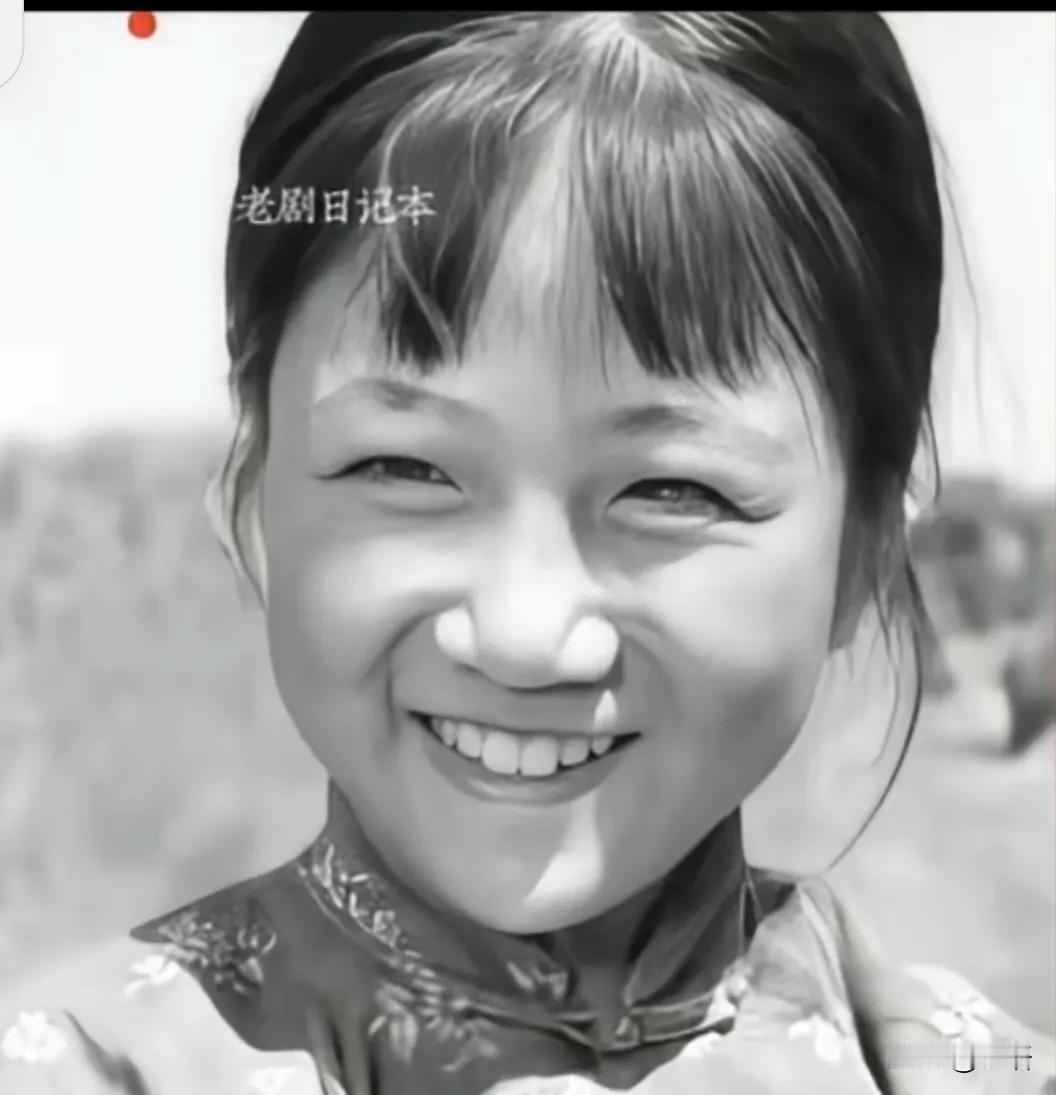 她，1963年在经典影片《小兵张嘎》中饰演英子。当年年仅十岁的她，塑造了淳朴灵动