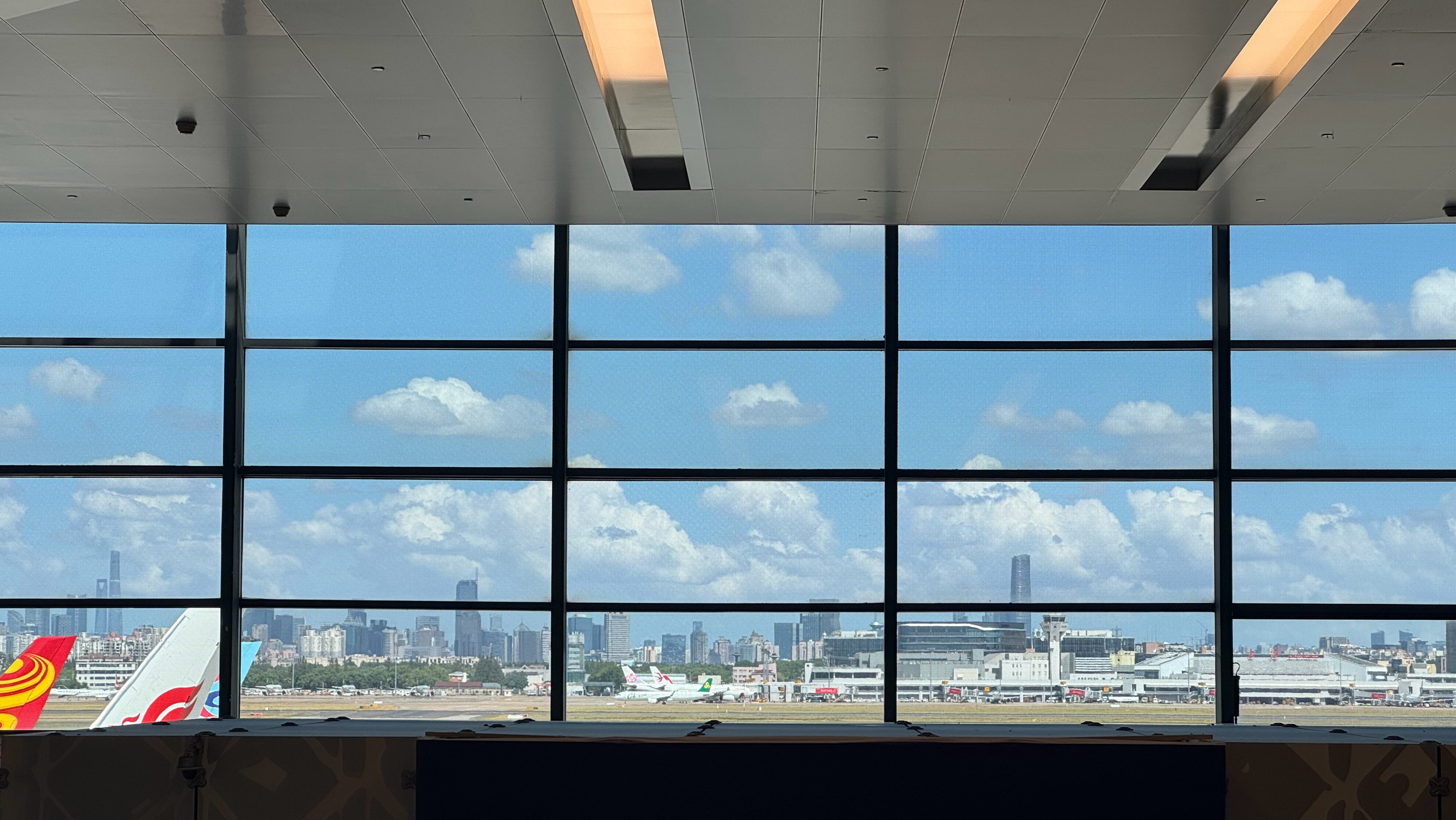 上海虹桥T2，安检完的窗外景色是这样的城市天际线​​​