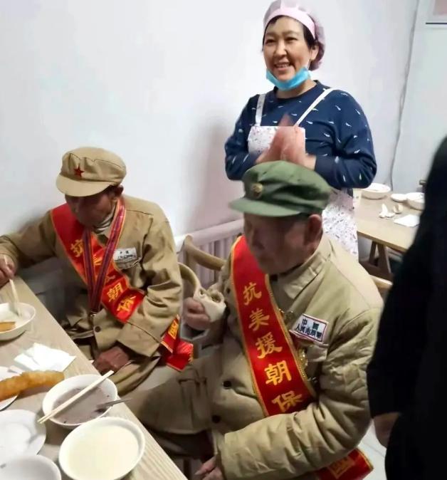 破防了！辽宁丹东，15个人在一家小饭店吃完饭，付钱时。突然，老板娘跟他们说:“