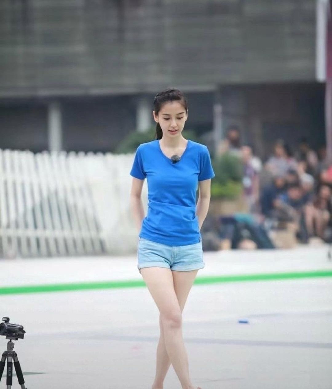 杨颖第一次参加跑男的时候，看着还有点青涩。​​​