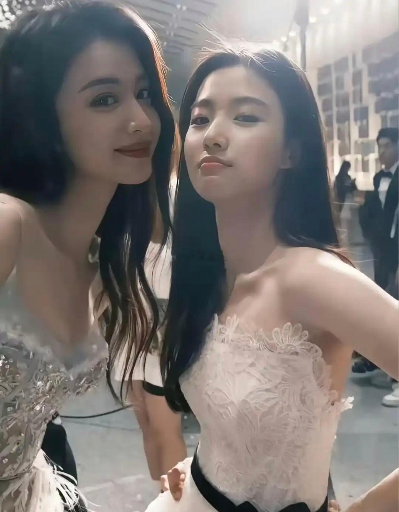 王楚然和卢昱晓的合照，一个骨相美一个皮相美