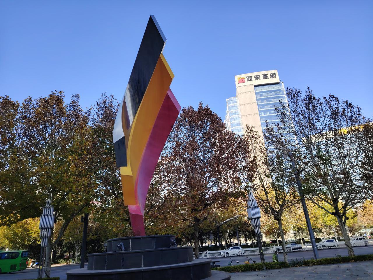 第一任校长，全家都住在学校，于校内家中用餐。第二任校长，在学校教工食堂就餐，偶