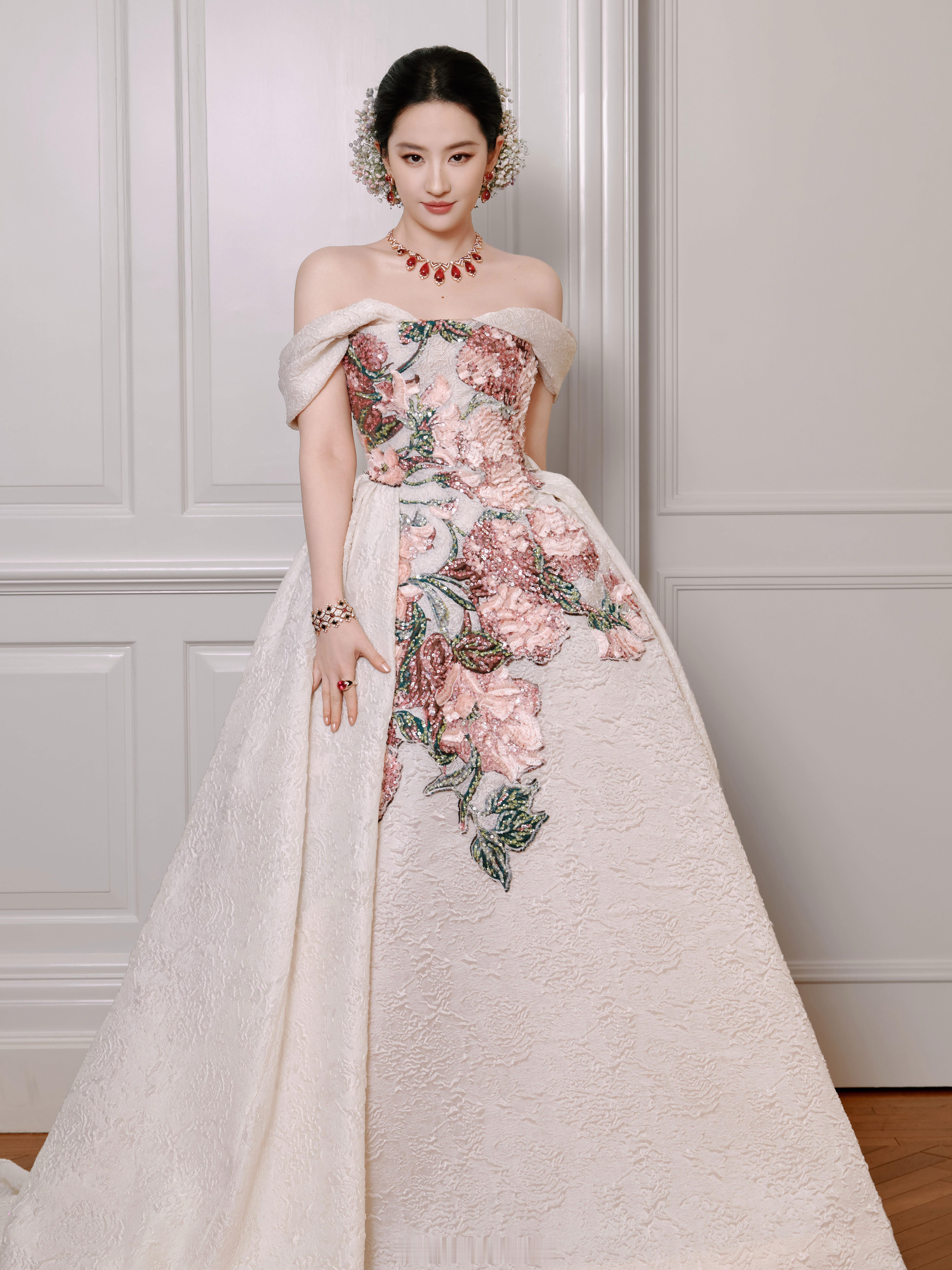 勿cue国际巨星刘亦菲呀!只知道高颜值国民女神刘亦菲在哪,哪里就是焦点和C位!而