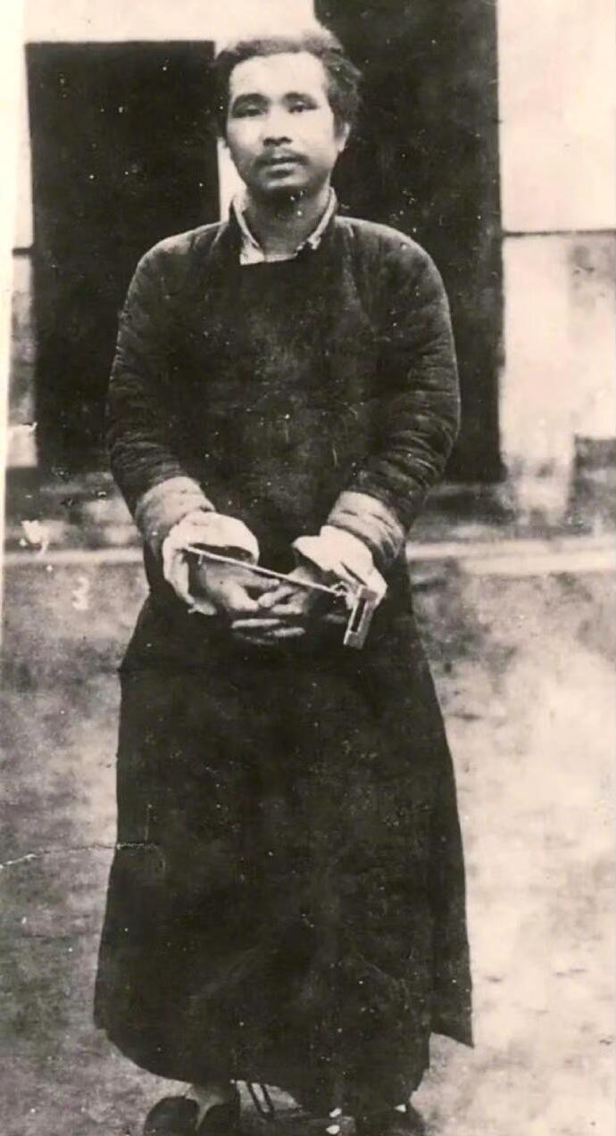 历史知识1935年，四川达州，由于叛徒告密，他被拷着双手，敌人把他装进炙热的铁皮