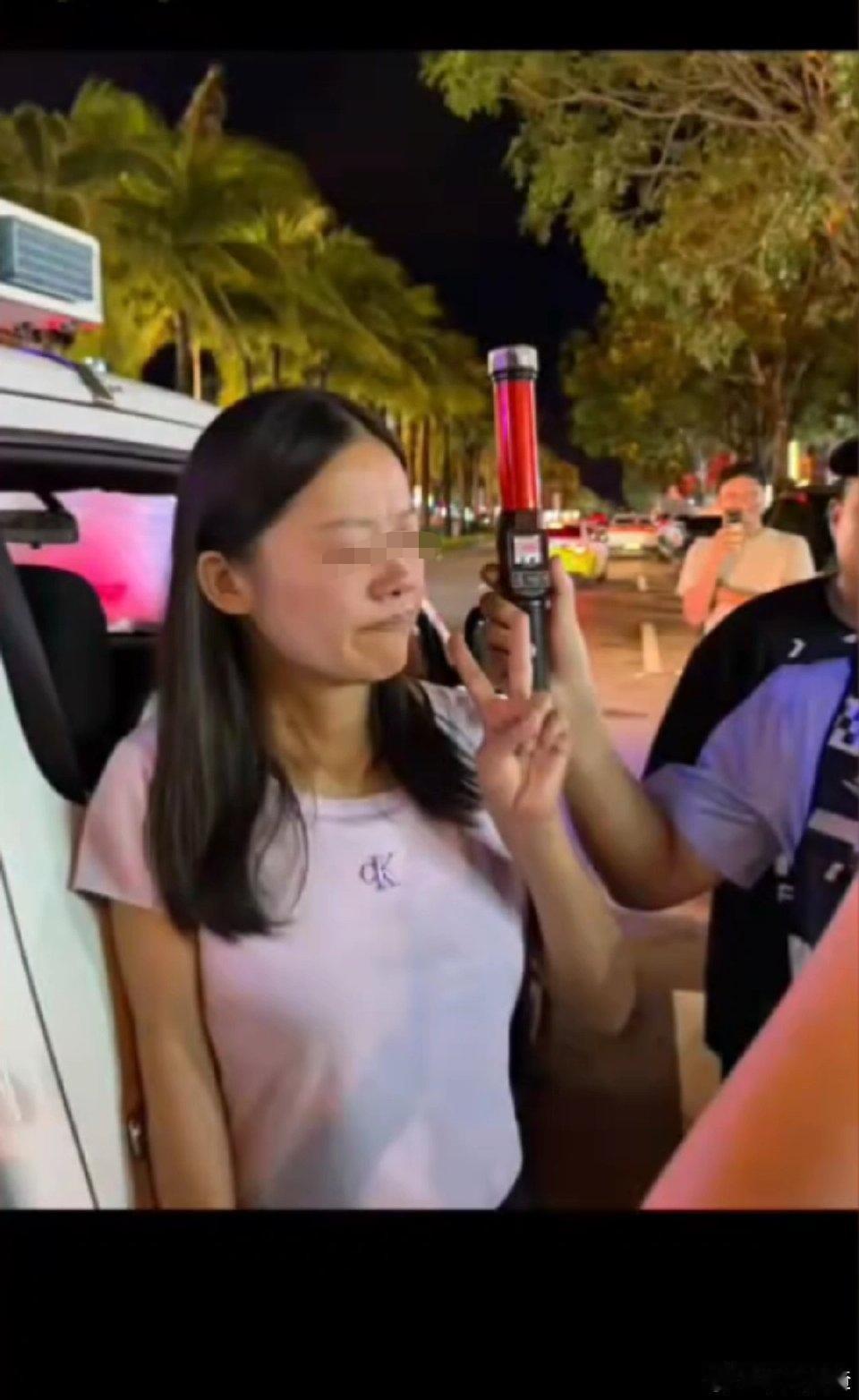 太嚣张了！三亚一女的酒后开车撞了别人的车居然自己还非常愤怒，并说出“我现在是国企