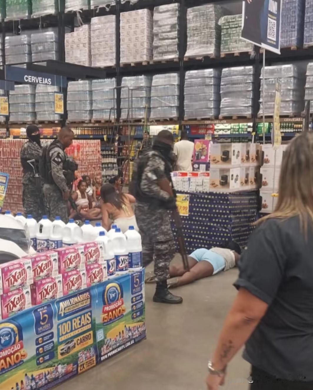 巴西里约宛若战场。10月28日早上6点左右,里约热内卢宪兵在Complexo