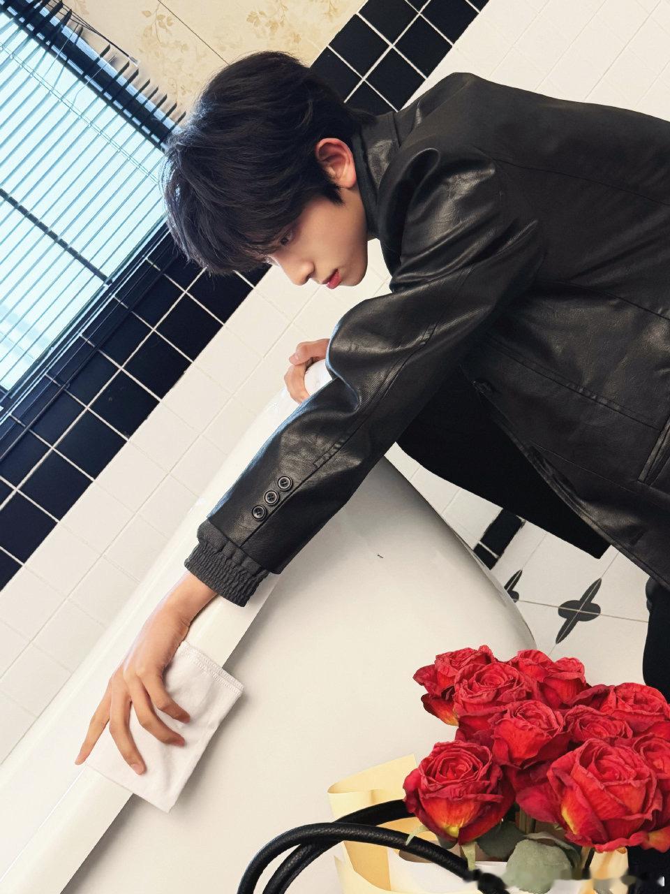 陈浚铭黑皮衣look在门面这个词出来前我们一直叫他陈浚铭