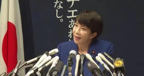 报应来了！日本那帮还在叫嚣长期战争、配合美国围堵中国的政客，没想到第一个倒下的不