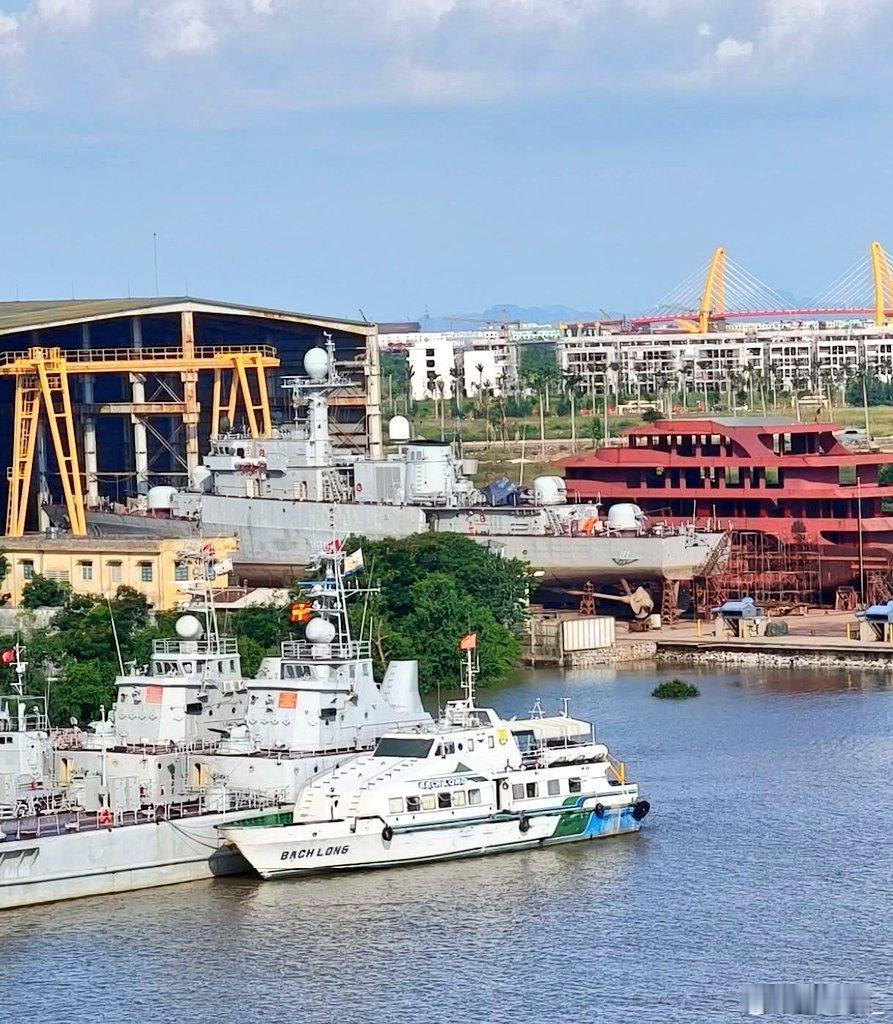 越军两艘韩国赠送的浦项级轻护已先后进入海防市Z189造船厂进行大修和改装，主要