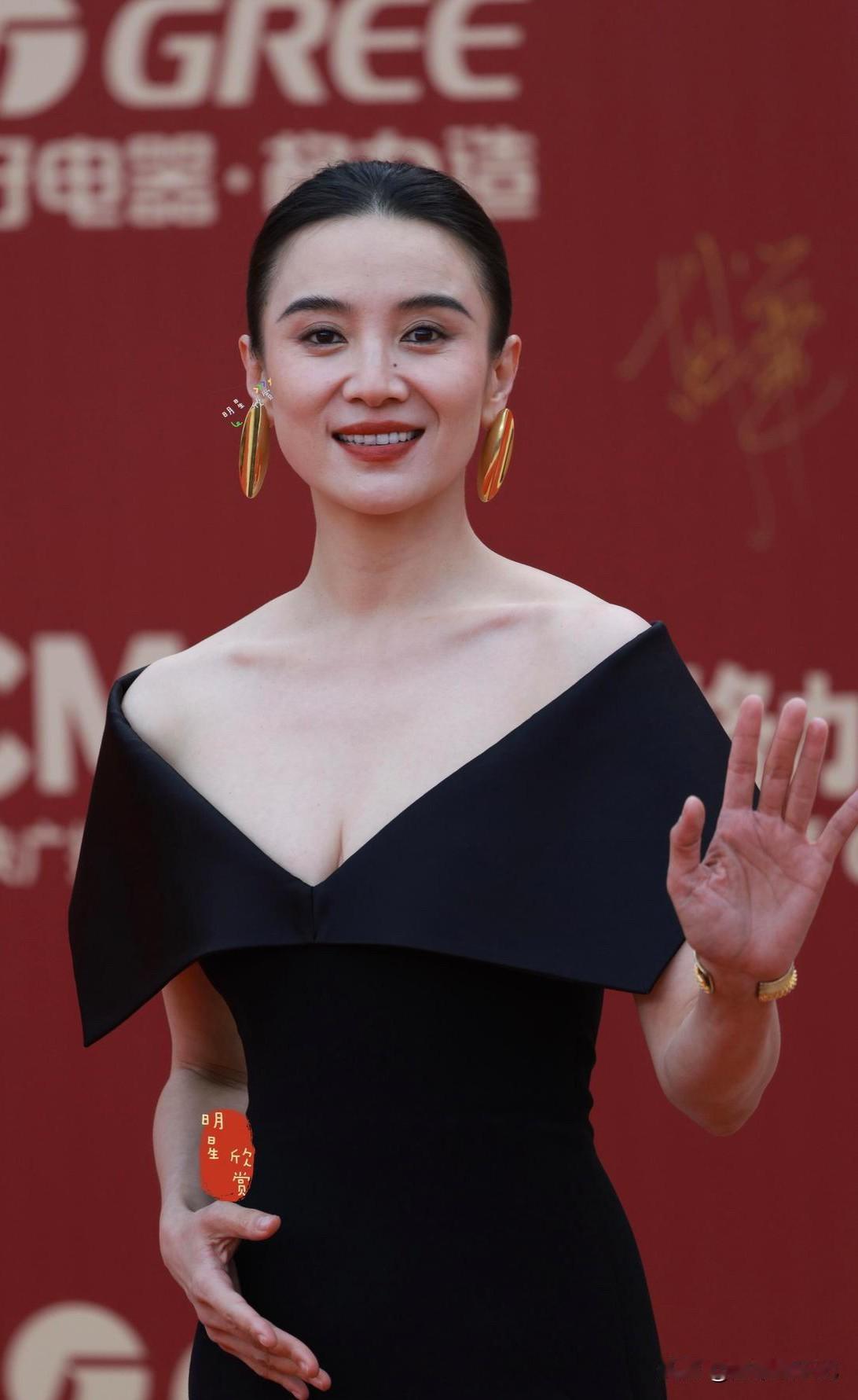 宋佳一身黑色的长裙步入红毯，国色天香，气质非常出众