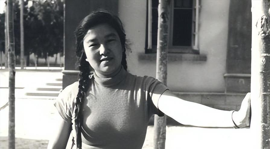 1955年，北京作协的2楼窗口，一双眼睛正死死盯着楼下做操的年轻女人。她22岁，