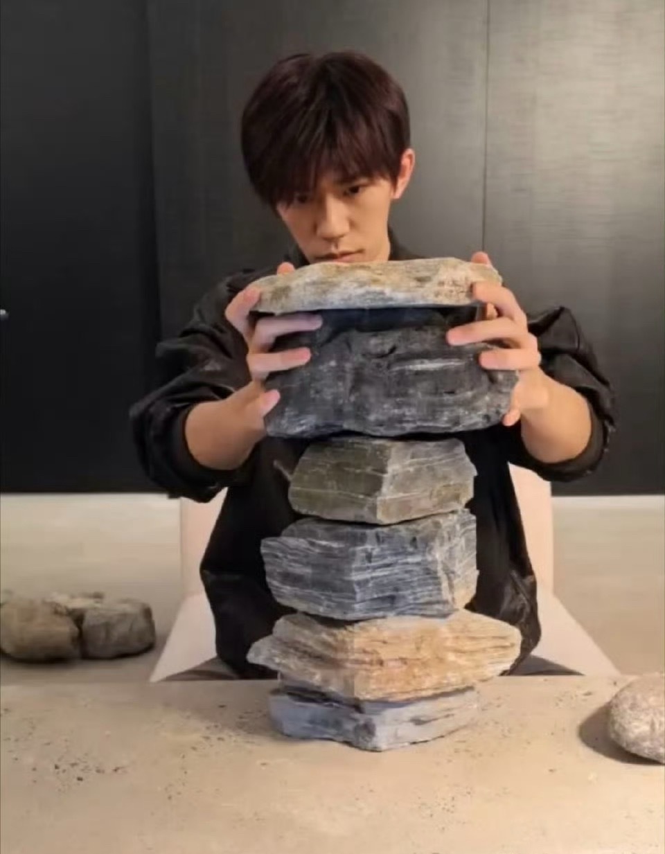 易烊千玺微博直播易烊千玺直播8分钟1000w观看，但他是不是端久了根本不知道