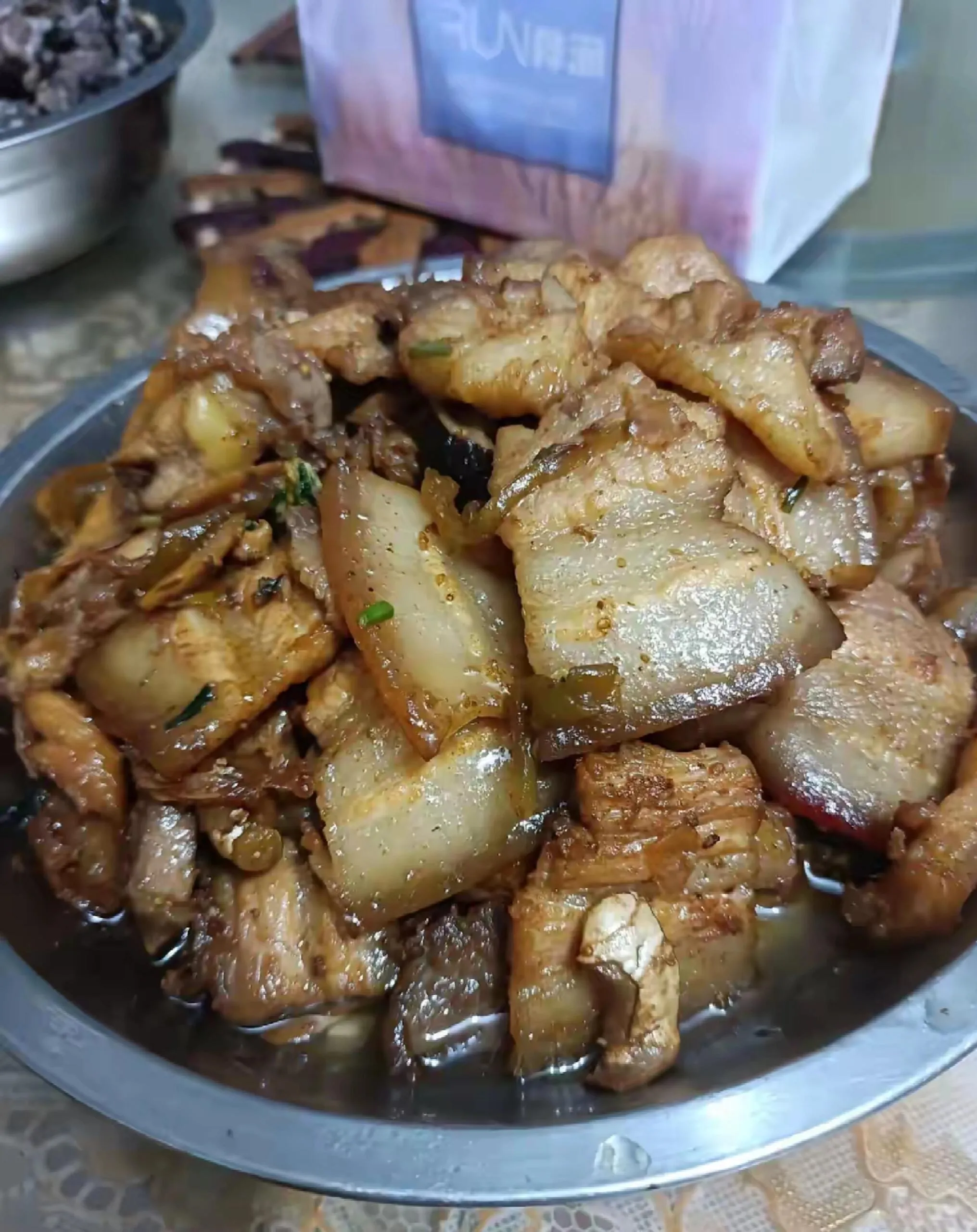 老公做的红烧肉，吃了一口吐了。不想再吃了！