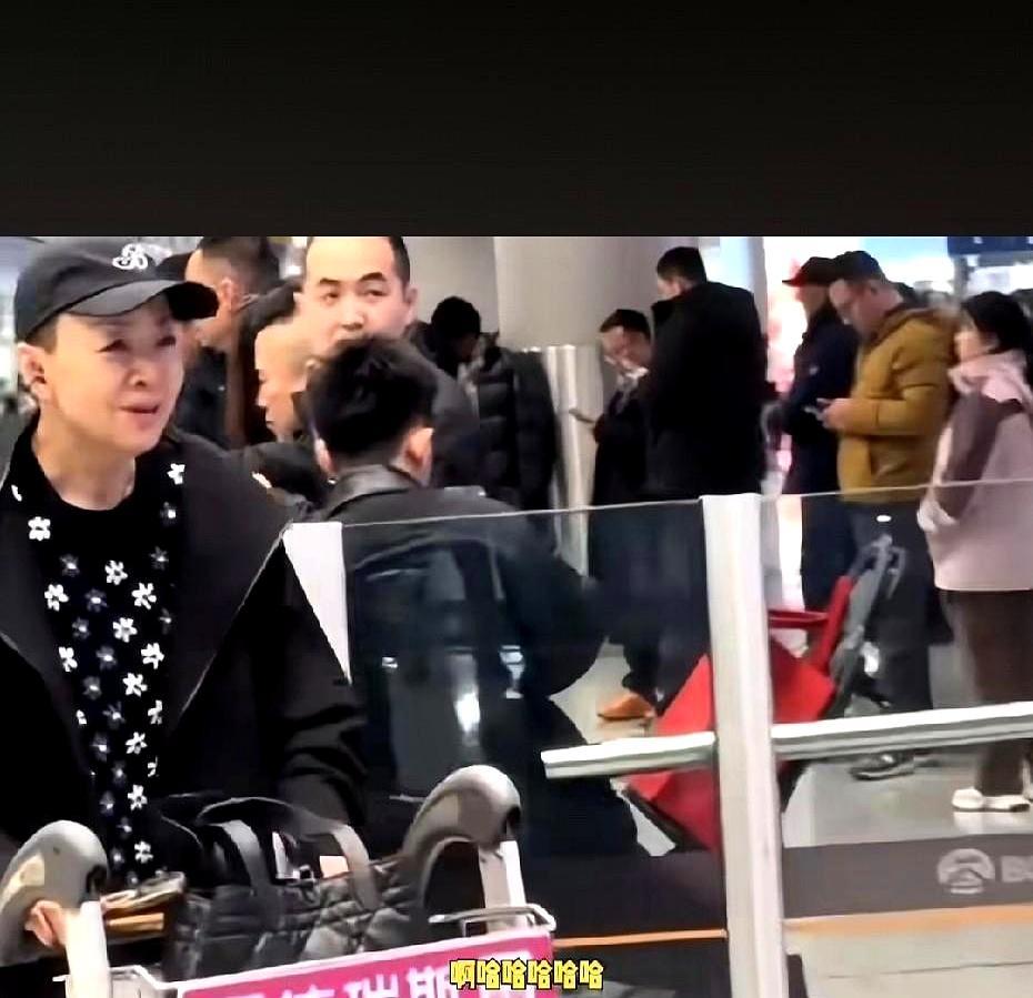 65岁宋丹丹推着行李走出机场，突然被两个孙子扑个满怀——大孙子捧着会发光的草莓花