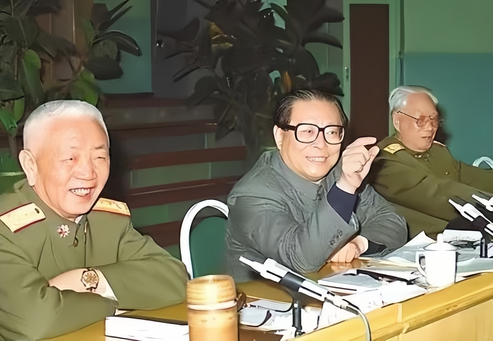 江同志两边两位将军，都是谁？他们都是1988年上将，都是走过长征的老将军。左边个