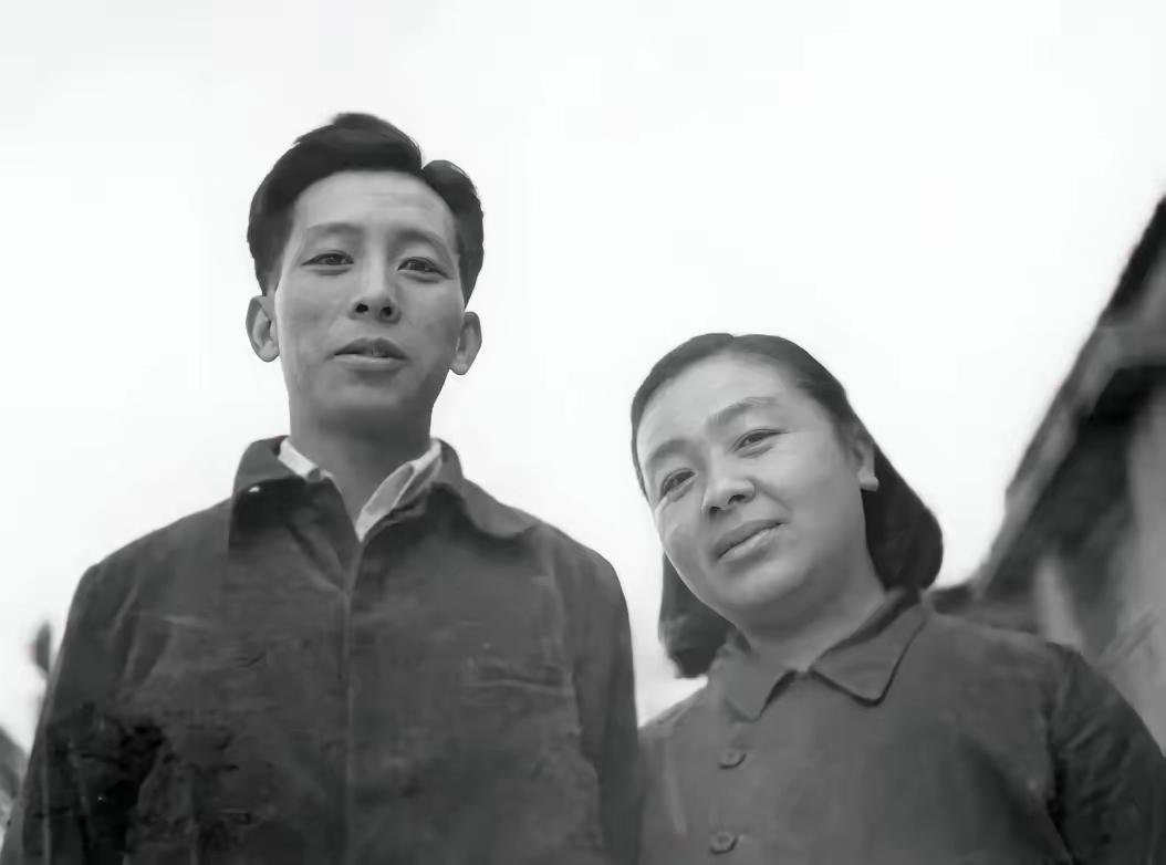 1937年，33岁女作家丁玲爱上20岁的下属陈明。陈明嫌她太老，情急之下娶了一个