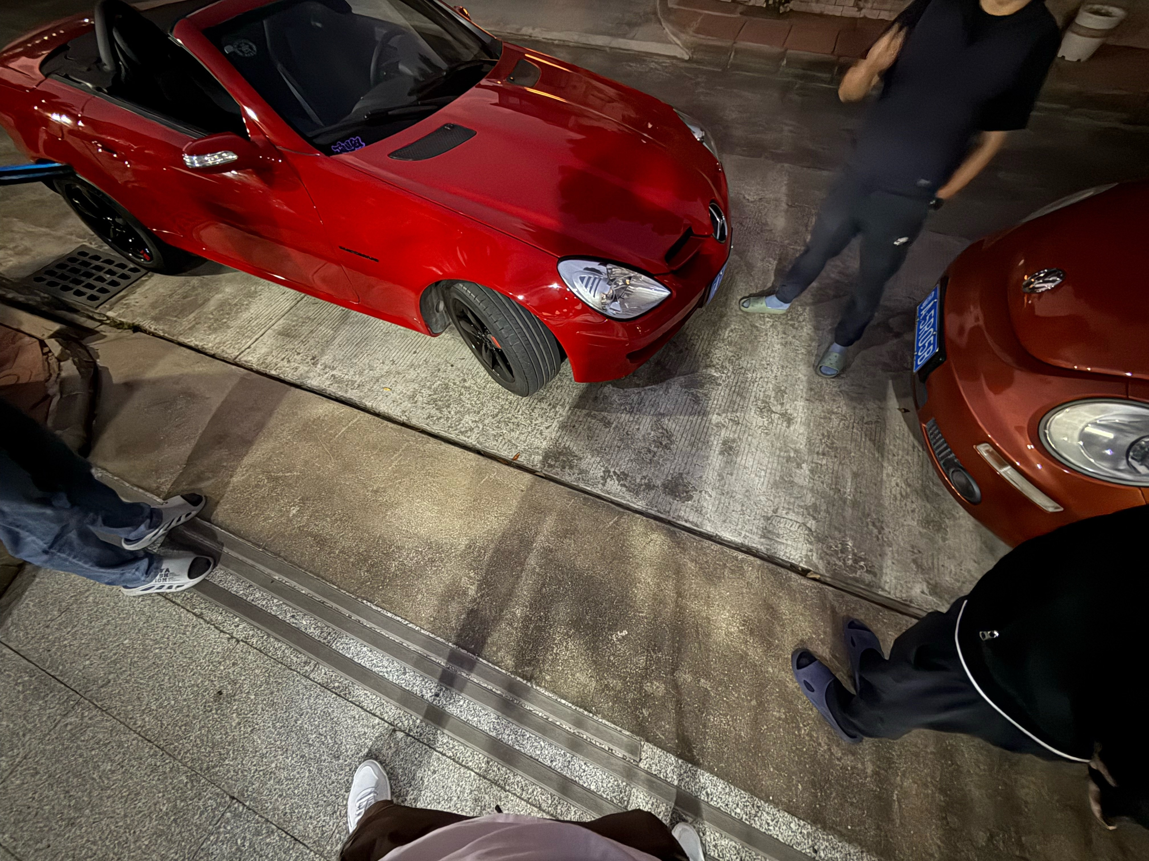 能让男人聚在一起的，无非就是车和____