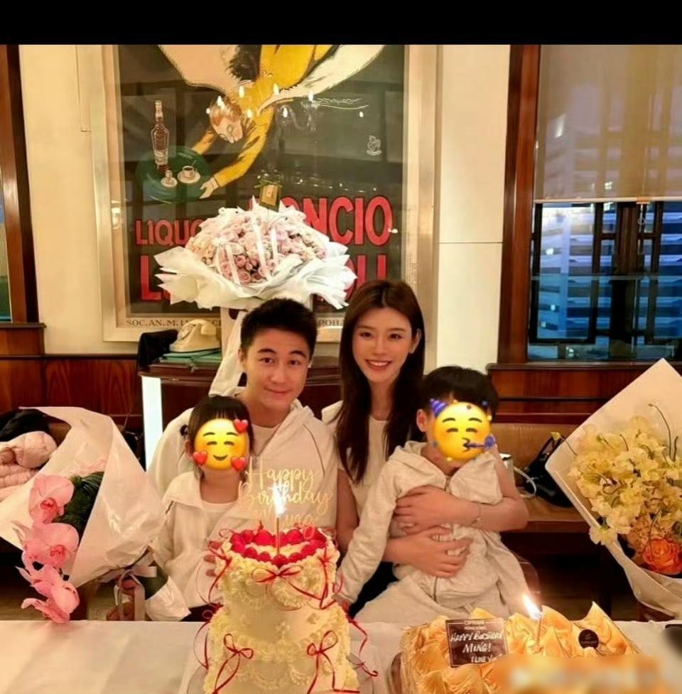 奚梦瑶5岁儿子好高呀!咱就是说，奚梦瑶和何猷君带娃出席活动的图，我是不是看错了