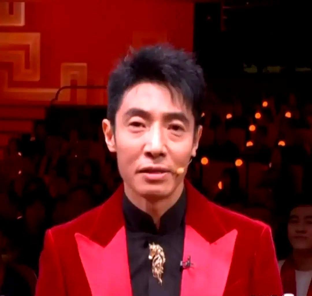 春晚直播，沈腾说完一句话，脸瞬间涨红，连耳朵根都烫了。“我也不光是来主持的