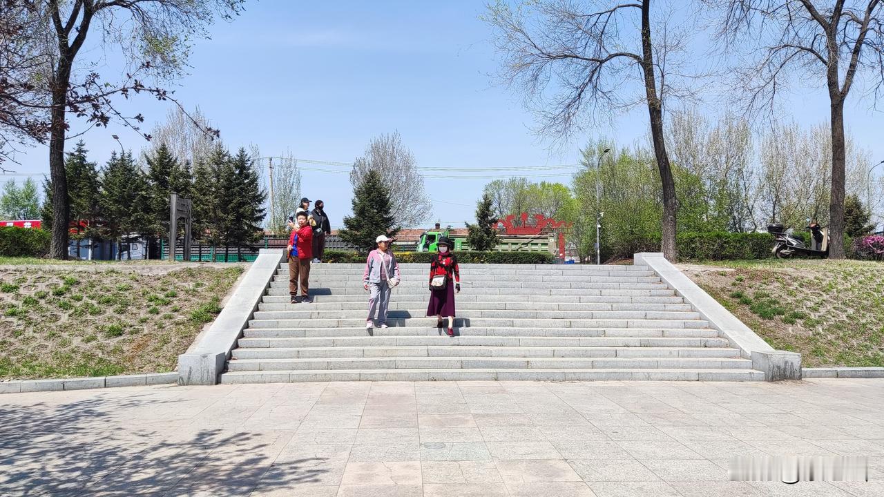 我身边有不少朋友，家里的孩子无论男女，一谈起婚姻这件事兴致缺缺。有的虽然与伴侣同