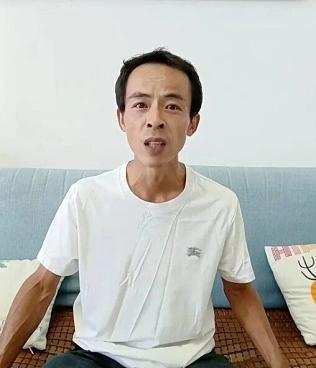 鸡排哥全国巡炸整出大动静了!10月24日他到南京音乐节现场准备炸鸡排,二手交易平