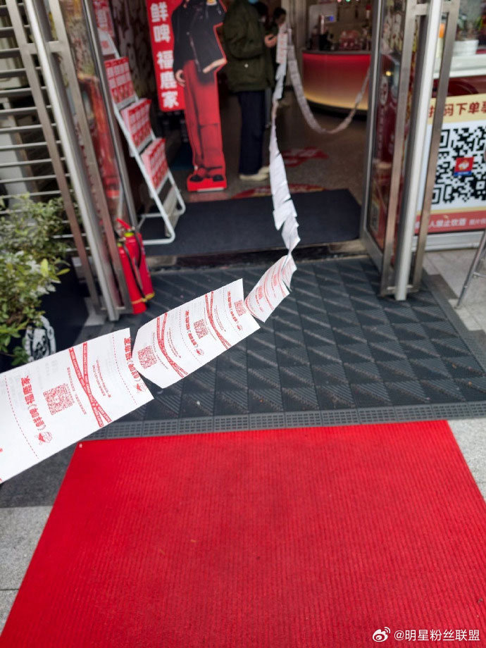 鹿晗的魅力真的绝了！线下门店简直忙出火花，订单刷屏根本停不下来。为了这一口低温锁