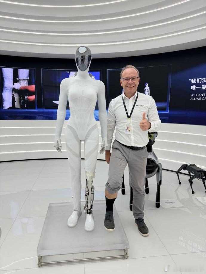 当俄罗斯机器人连路都走不稳遭群嘲时，小鹏团队感同身受。同样作为研发人员，深知创新