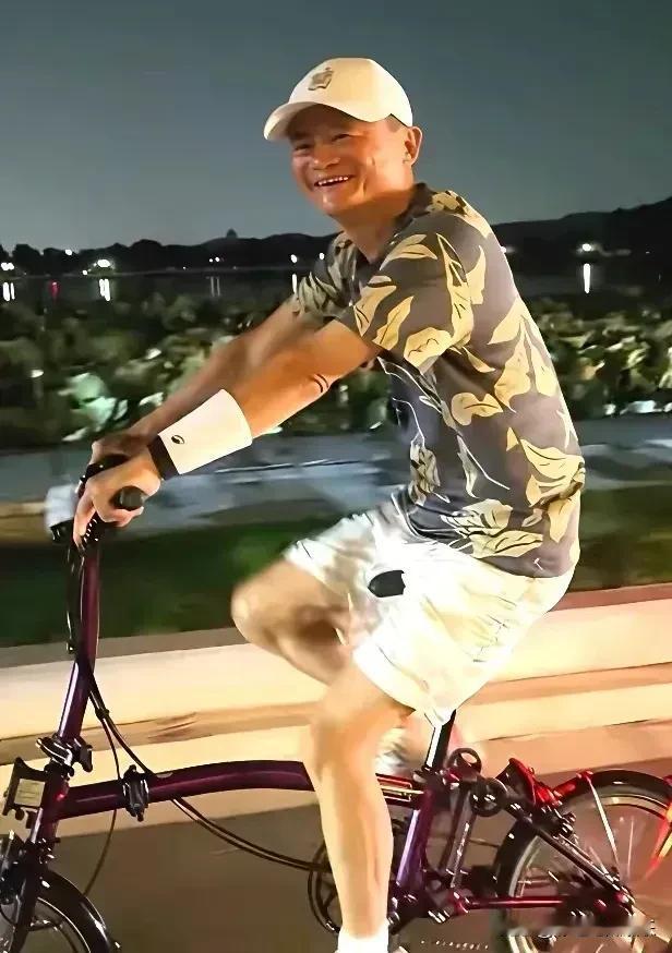 马云杭州西湖夜骑被偶遇，他好像没有传出什么绯闻，大佬一直都是一夫一妻。同样在