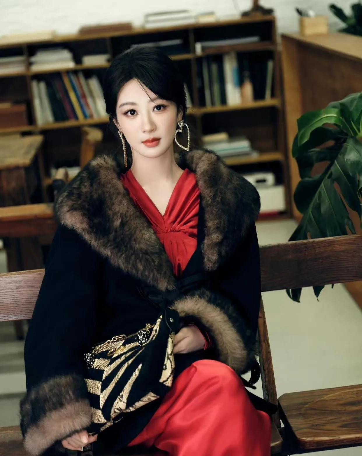 杨紫这波风格杀疯了！✨一袭红色缎面连衣裙搭配黑色皮草领羊毛大衣，把“贵气大小姐