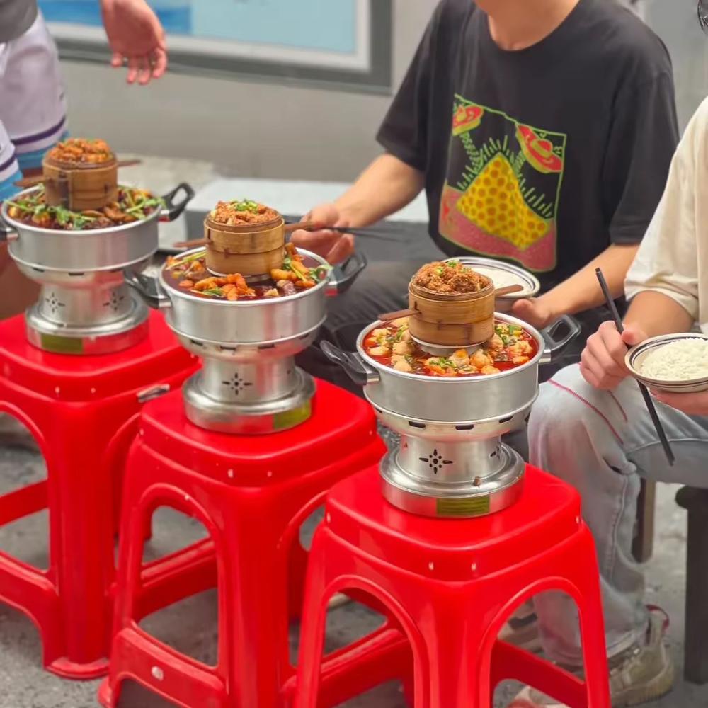现在在某些地方出现了一种叫做万州小火锅的网红店铺，多数人看到之后，认为这种方式很