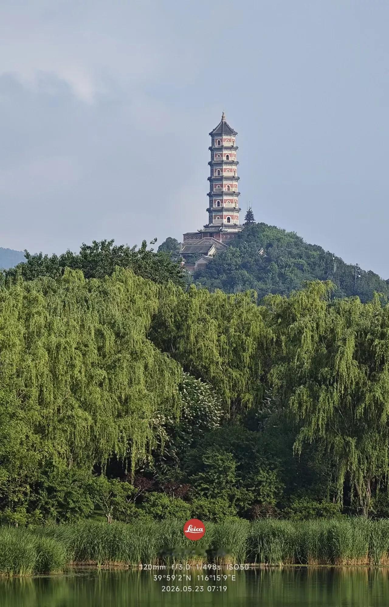 玉泉山上玉峰塔颐和园西边山峰上有座塔，你走到昆明湖东岸就能远远
