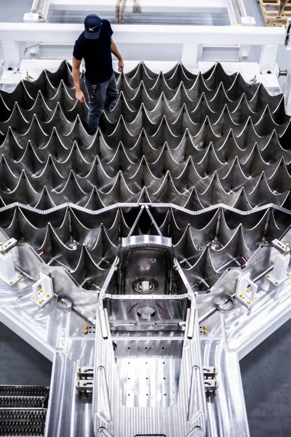 SpaceX发布下一代超重助推器栅格鳍，重新设计的栅格鳍比之前大了50%，强度