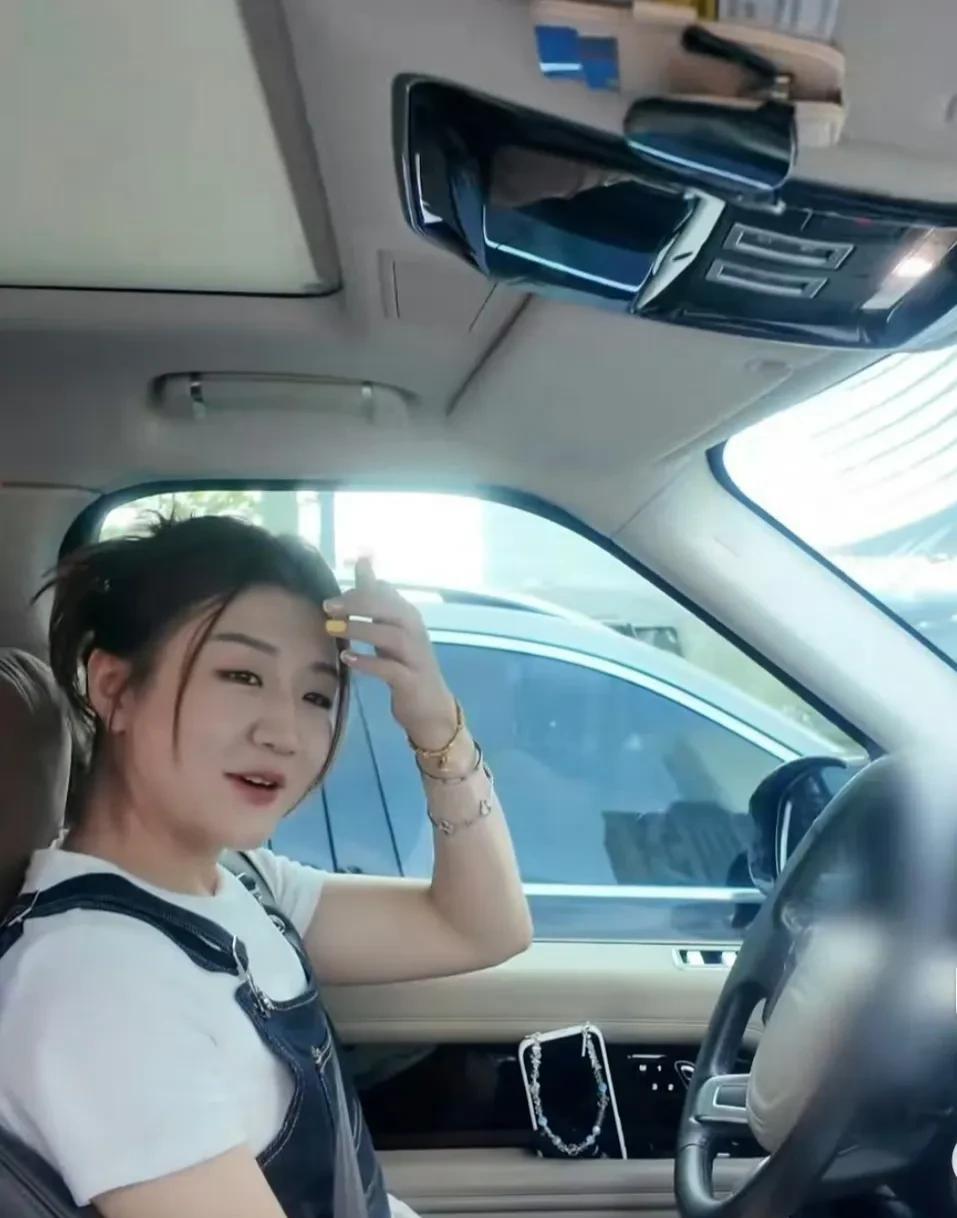 梦姐一本正经的这是要自驾去哪里？哈哈，估计梦姐嘴里的自驾就是个短途，一二百公里