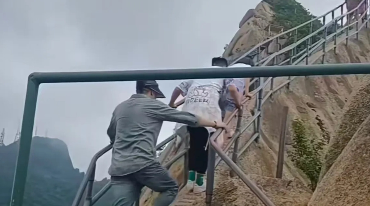 这位从凤凰山掉下的男子真的不想死，被救在医院坚持了几个小时才去世，而这悬崖有10