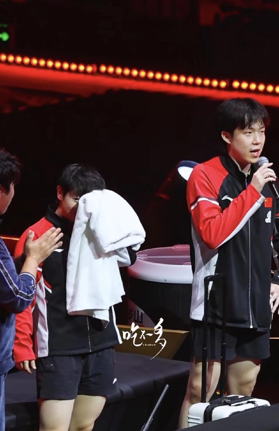 仔细看，莎莎也太可爱了，躲在毛巾后面笑呢，真的很好奇莎莎笑啥，是因为大头