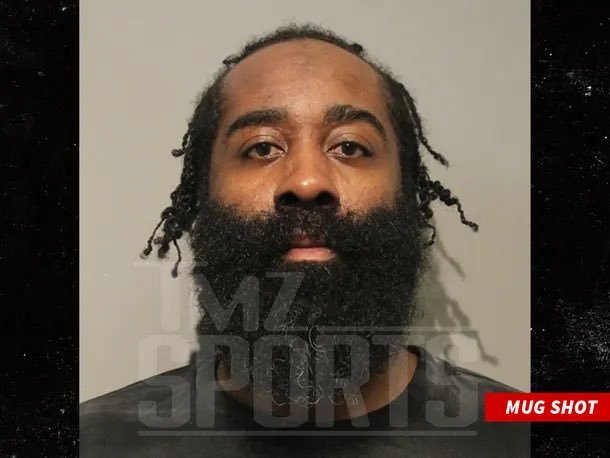 哈登此前因非法持枪被捕时拍摄的入案照，凌晨四五点刚high完的登哥也没啥精气神。