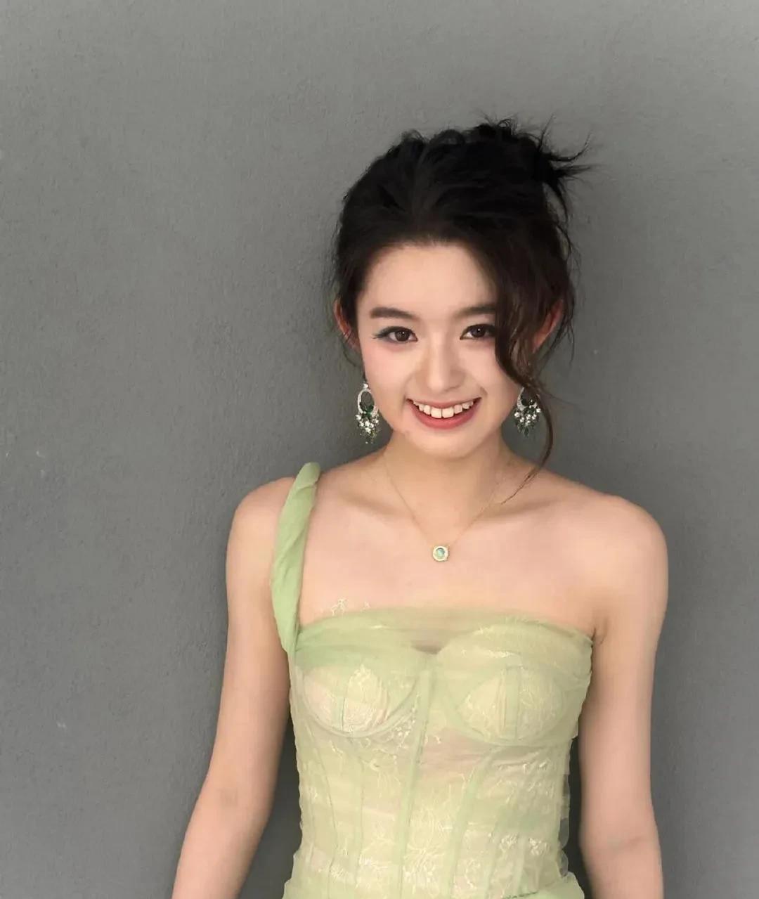 贫穷限制了想象力！黄杨钿甜成人礼戴的耳环居然值230万！说是她妈妈的，但这阵仗也