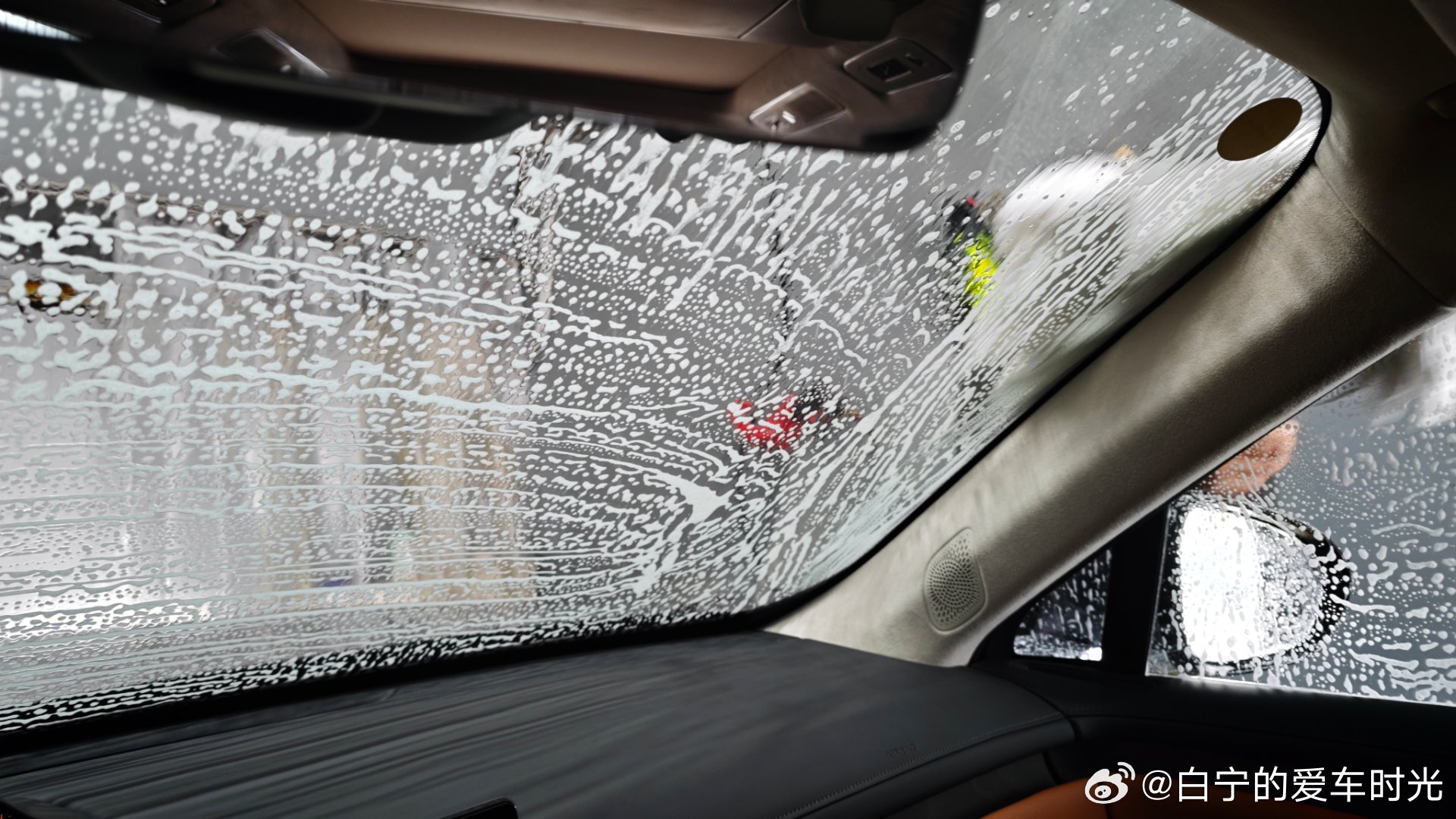 这周要跑800多公里长途，而且都是夜路。我把白宁的岚图泰山从老白那换过来了，这