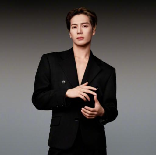 何炅问王嘉尔:“你想什么时候结婚？”王嘉尔说:“我想在35岁之前结婚。”周冬雨反