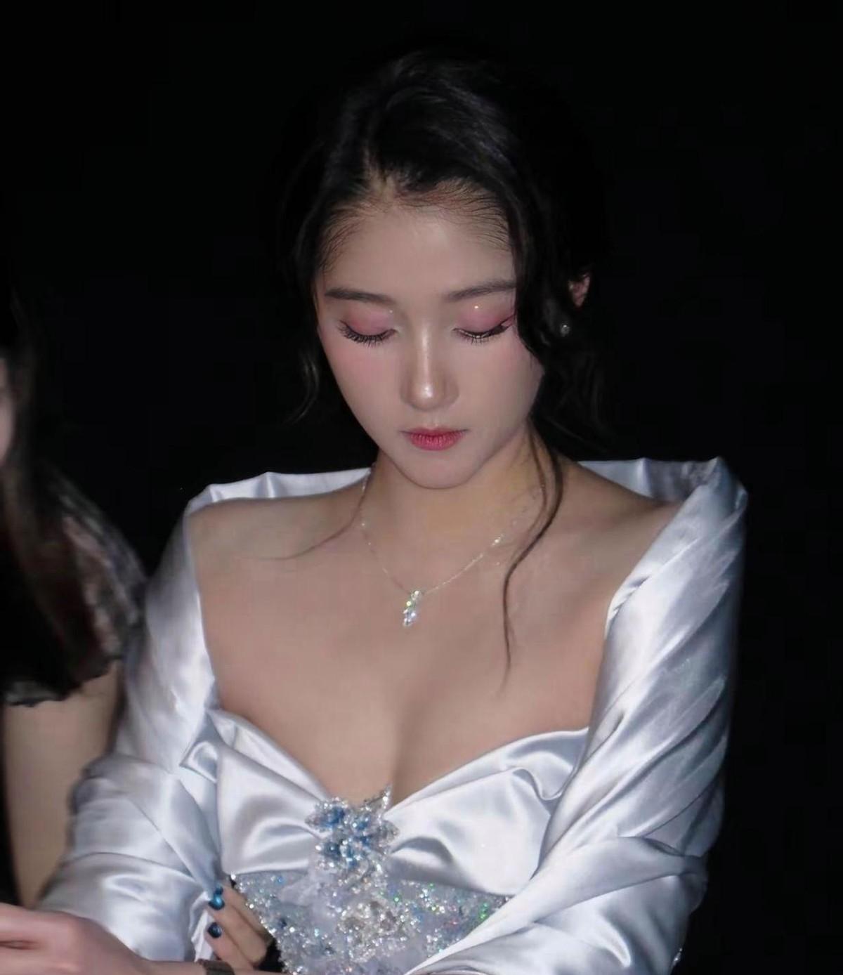 关晓彤这回是把咱们所有人都给“演”了。多少年了，大家伙儿盯着她的腿看，潜意识里