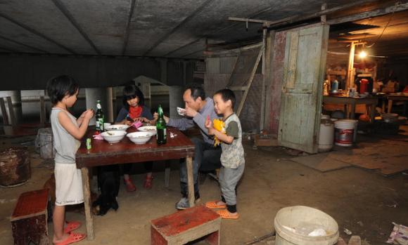 2000年，浙江嘉兴一桥洞下住着一对夫妻，蜗居10年生4个孩子，与老鼠为伴。谁料