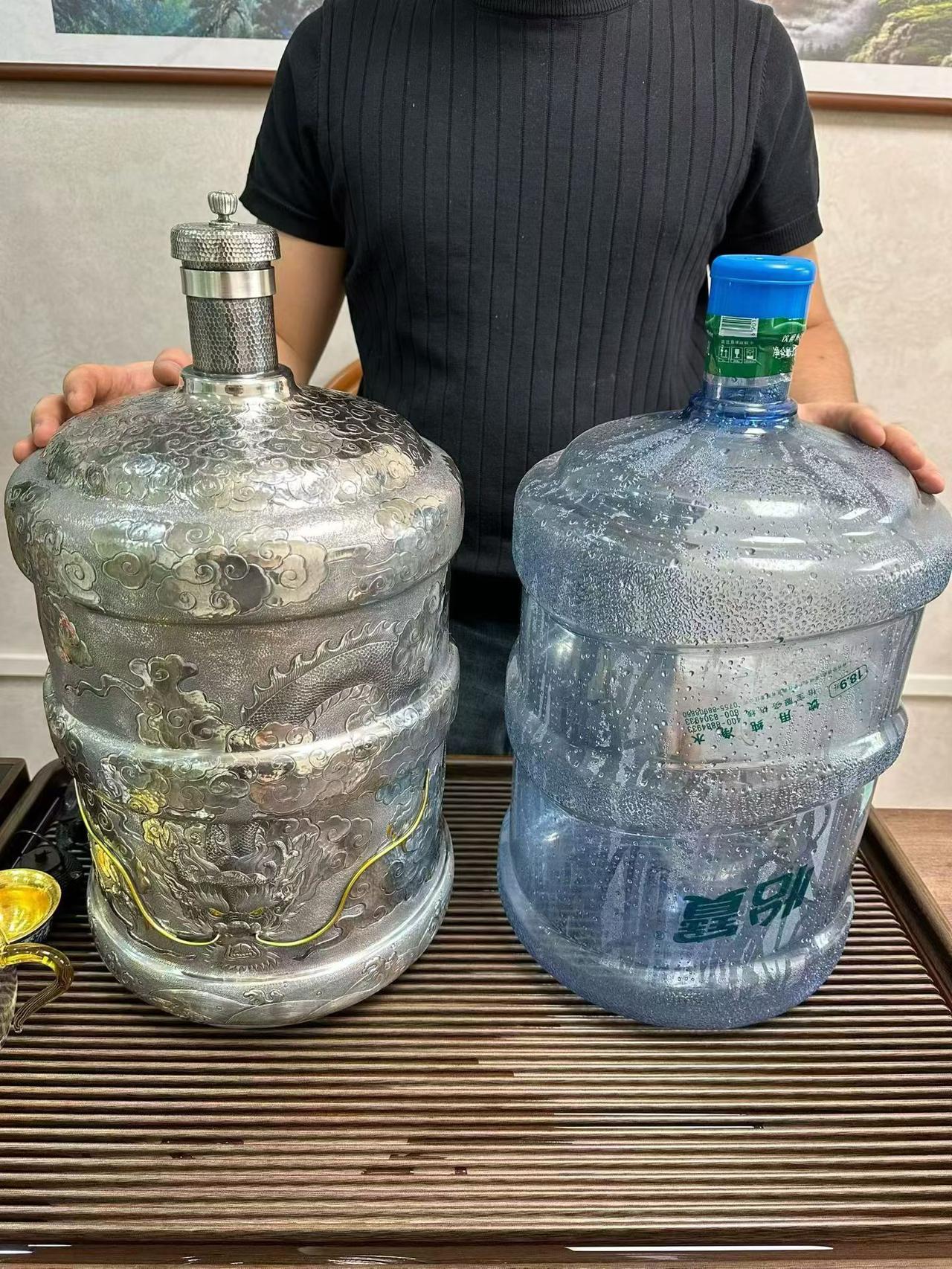 晒图笔记大赛耗时数月手工錾刻的纯银水桶，复刻了18.9升纯净水桶的轮廓，瓶身游龙