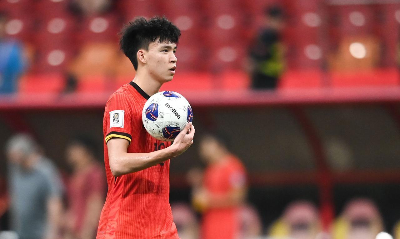 一个愿打，一个愿挨！王钰栋自己想出去留洋，欧塞尔俱乐部还有中国球员前往试训，看来