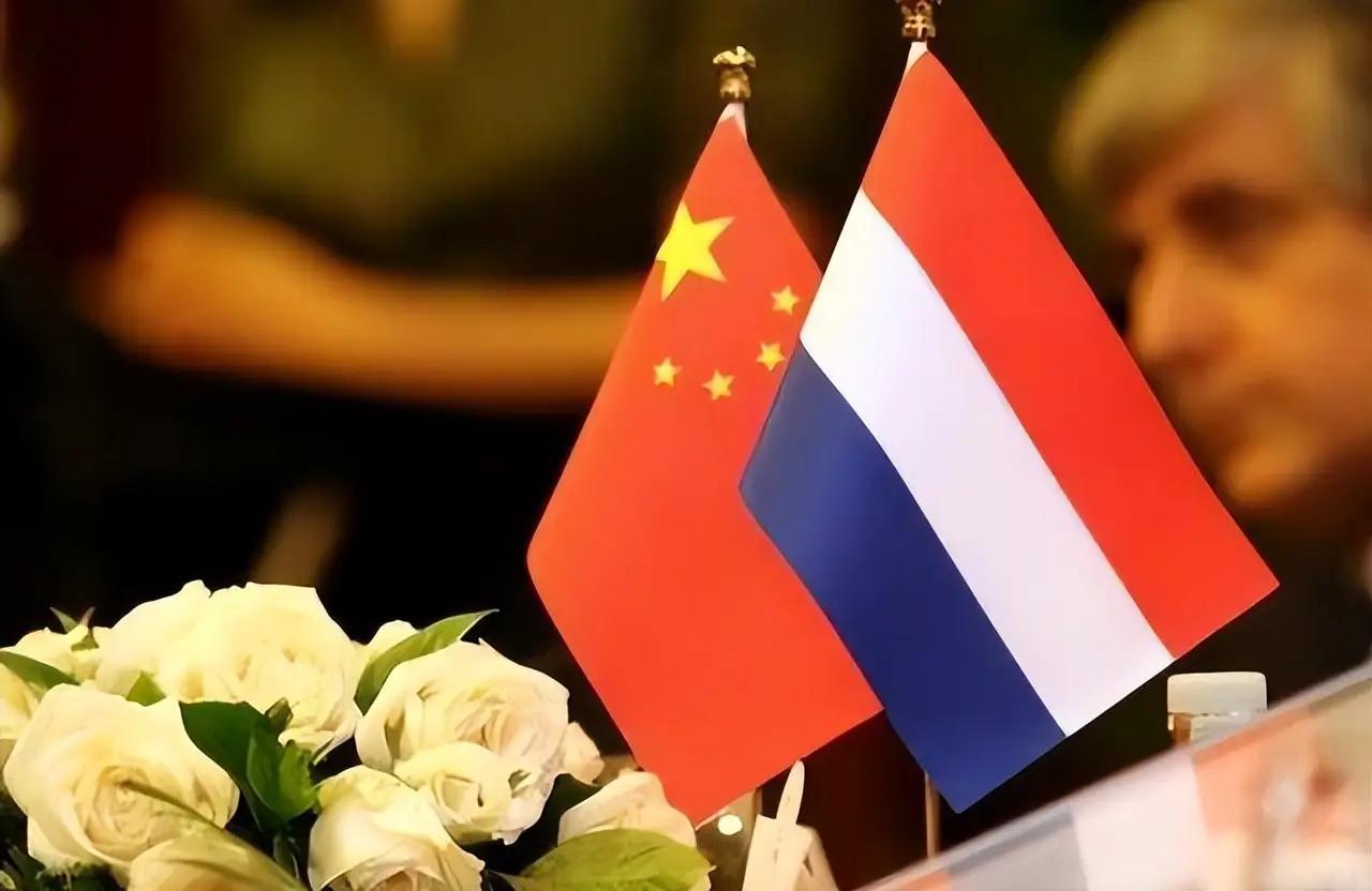 西方制裁压了几年俄罗斯没垮，真正的关键变量是中国经贸基本盘8月18日人民