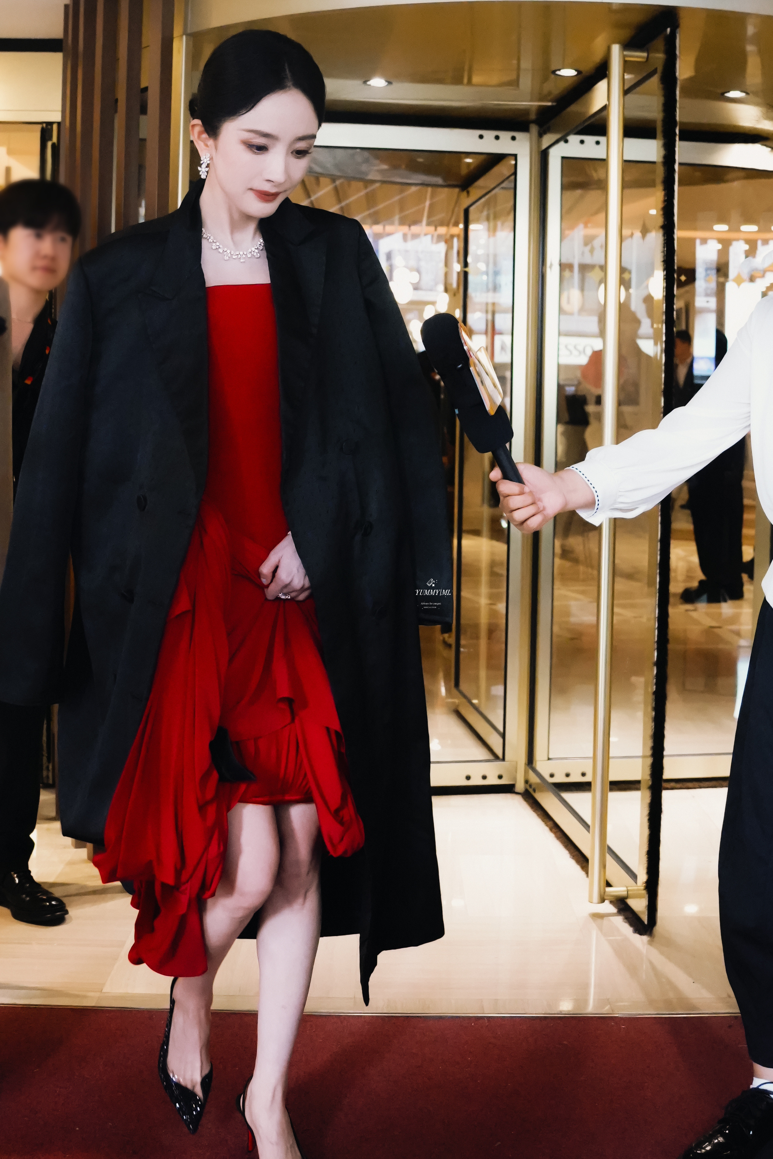 杨幂抹胸红裙，美美的“狐仙姐姐”​​​