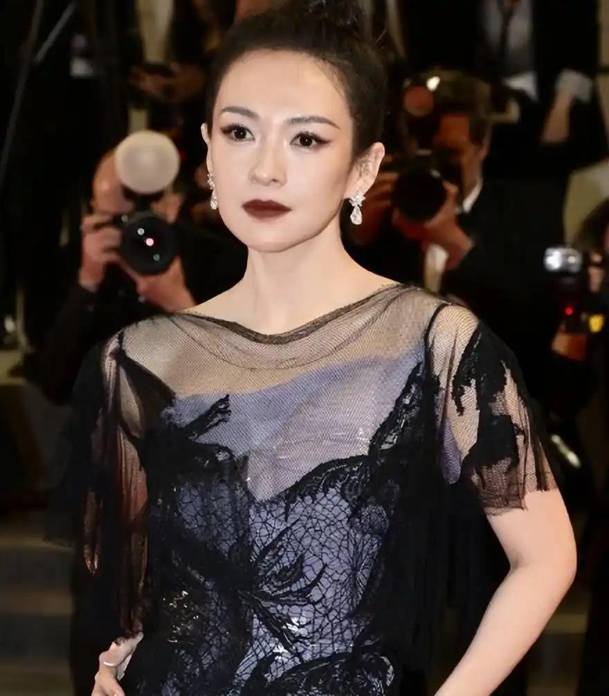 别让她跑了？章子怡套现3亿冲上热搜，评论区的乱象值得深思一条上市公司公告，把