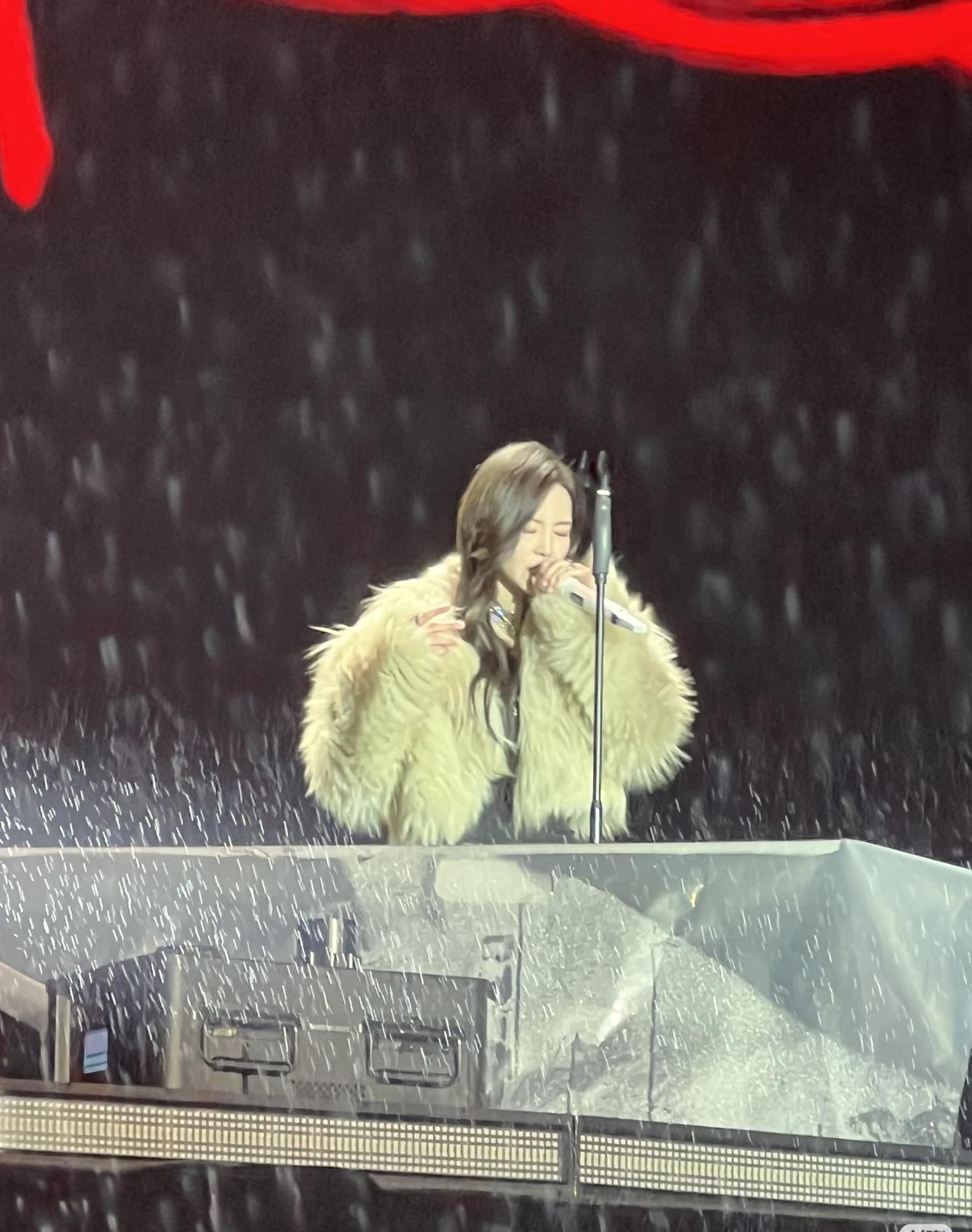 有件事我一直不敢说我发现在贵州安顺商演的于文文有一个非常严重的问题，就是​